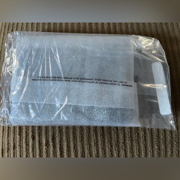 Coach Corner Zip Wristlet
With Star Print NWT w/packaging - Picture 4 of 5